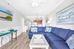 Smart TV, DVD player, books - Seawind 1208: Beach front, Zero Entry Pool, SLEEPS 8 (Gulf Shores)