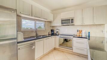 Frigorifero, microonde, forno, piano cottura