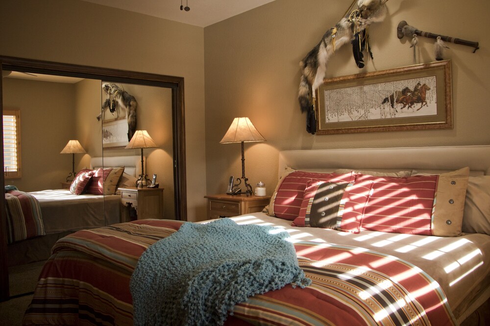 Beautiful end unit with mountain view!