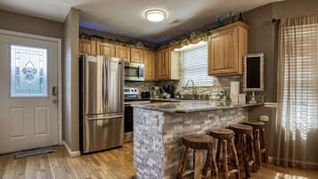 Coffee/tea maker, fridge, microwave, oven