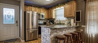Theater Room-Game Room-Bluff River View-Wireless Internet- putt putt golf coarse-Hot Tub and More