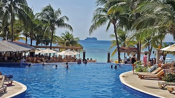Outdoor pool, an infinity pool