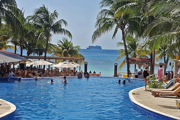 Een buitenzwembad en een infinitypool