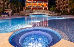 Een buitenzwembad en een infinitypool
