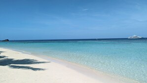 在海滩、沙滩椅、沙滩毛巾
