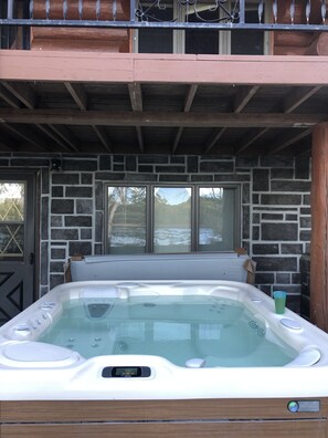 Outdoor spa tub