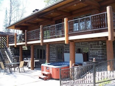 Custom Log Lake House on Wynne Lake  with Pontoon Boat. Summer 1 week Sat to Sat