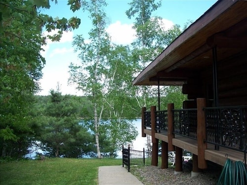 Mukautettu hirsirakenteinen järvitalo Wynne-järvellä ponttonivedellä
