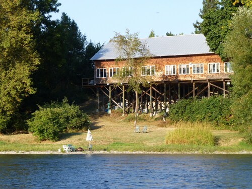 Beautiful, Quiet, Country Setting on Willamette River