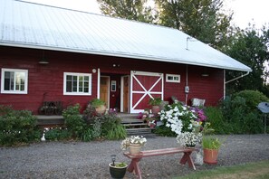 Exterior - Beautiful, Quiet, Country Setting on Willamette River (Peoria (Shedd))