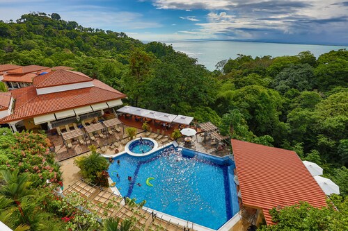 2 Bedroom Luxury Condo w/ Magnificent Ocean & Jungle Views, Walk-to-beach!