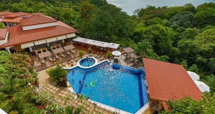 2 Bedroom Luxury Condo w/ Magnificent Ocean & Jungle Views, Walk-to-beach!