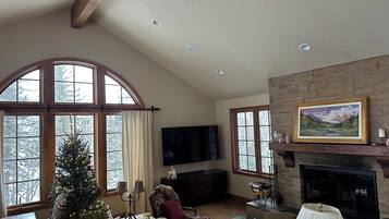 Téléviseur connecté, foyer, livres, imprimante