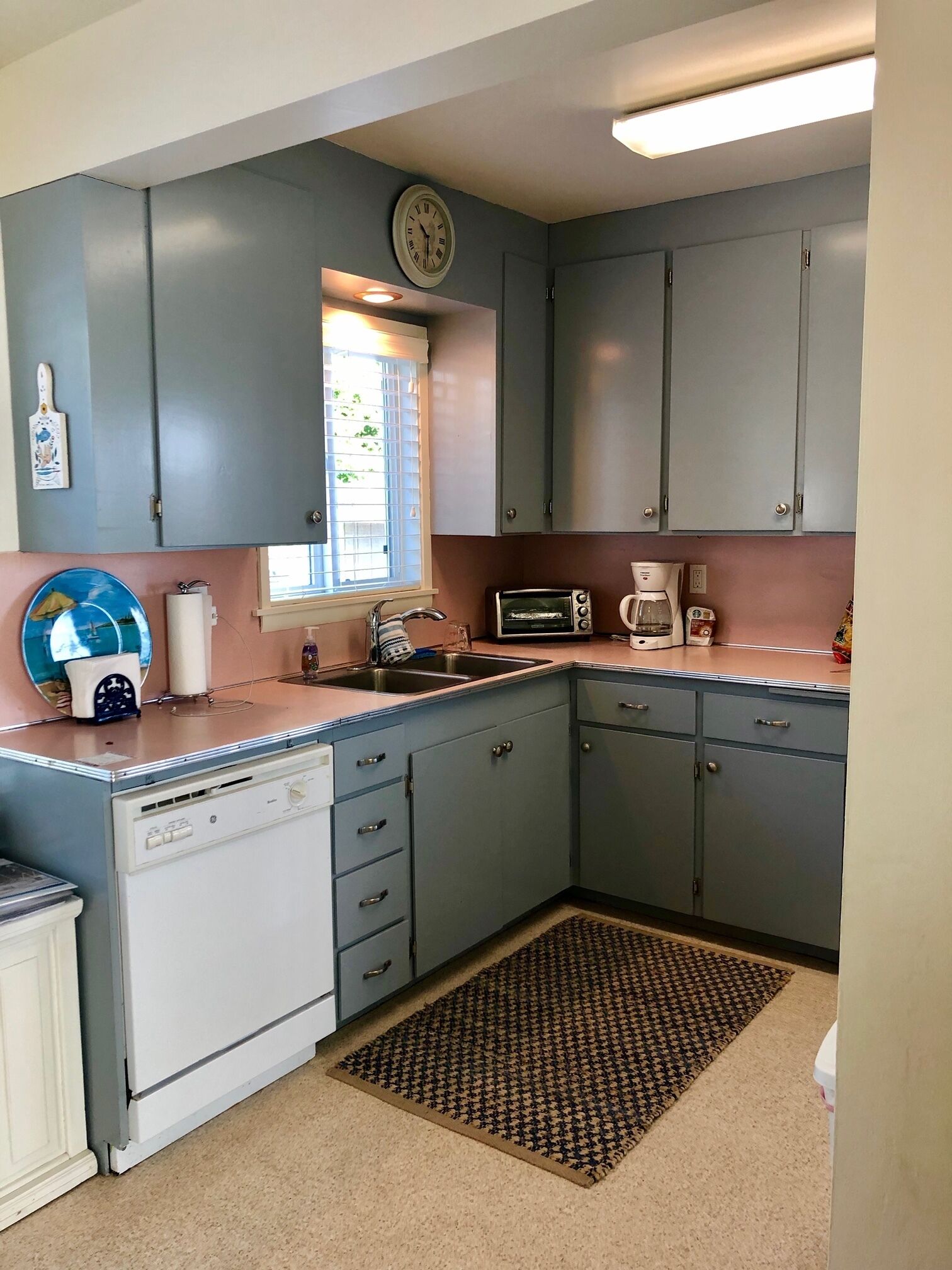 WATERFRONT BEACH CABIN ON COLUMBIA BEACH DRIVE - MINUTES FROM THE FERRY!