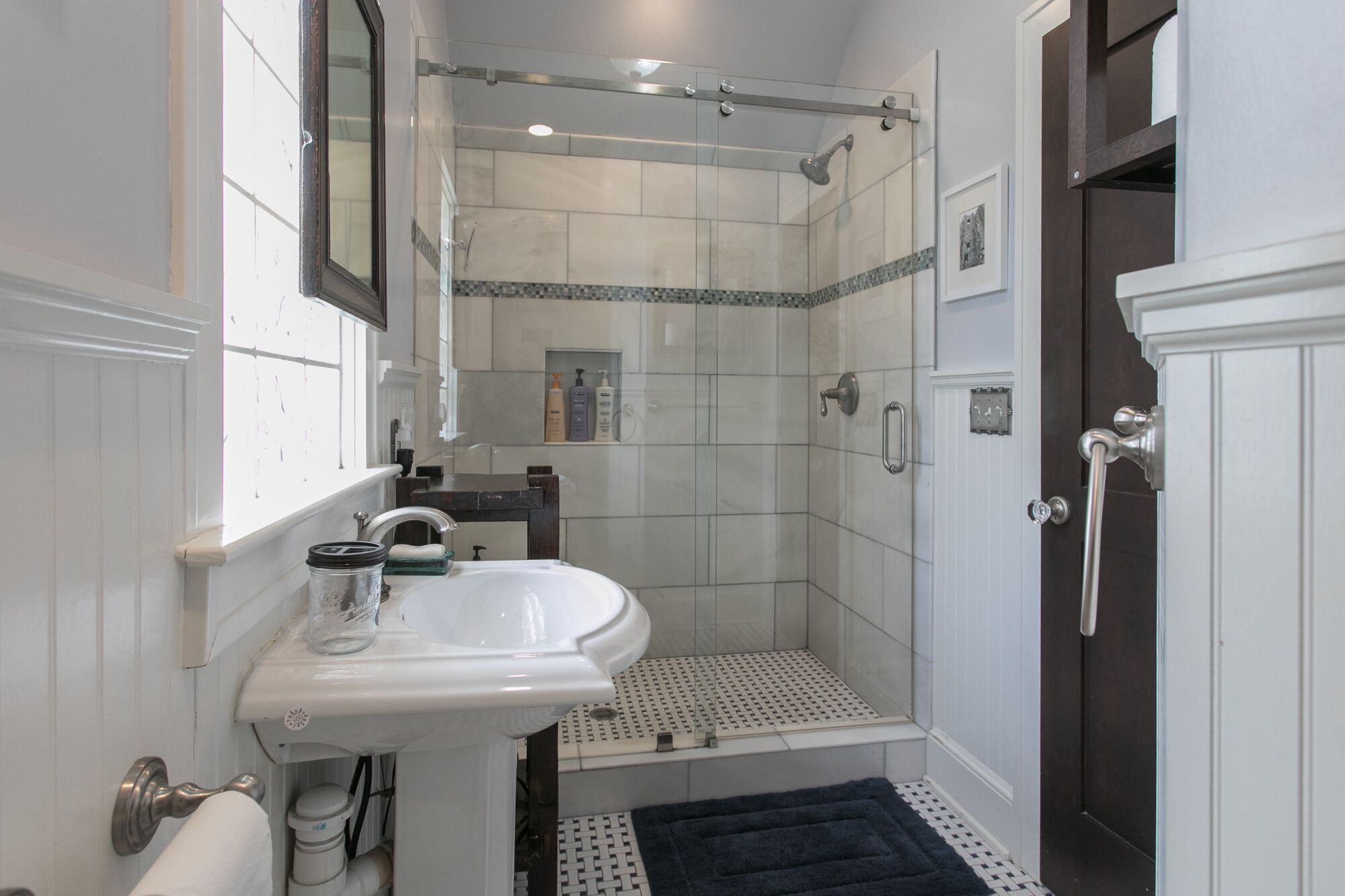 Douche, sèche-cheveux, serviettes fournies, savon
