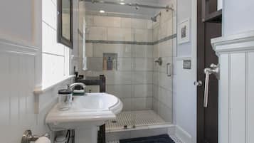 Douche, sèche-cheveux, serviettes fournies, savon