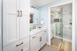 Combined shower/bathtub, towels - Waters Edge 412 • Private Balcony, Platinum Decor, Large Pool, Covered Prkg, Free Beach Svc (Fort Walton Beach)