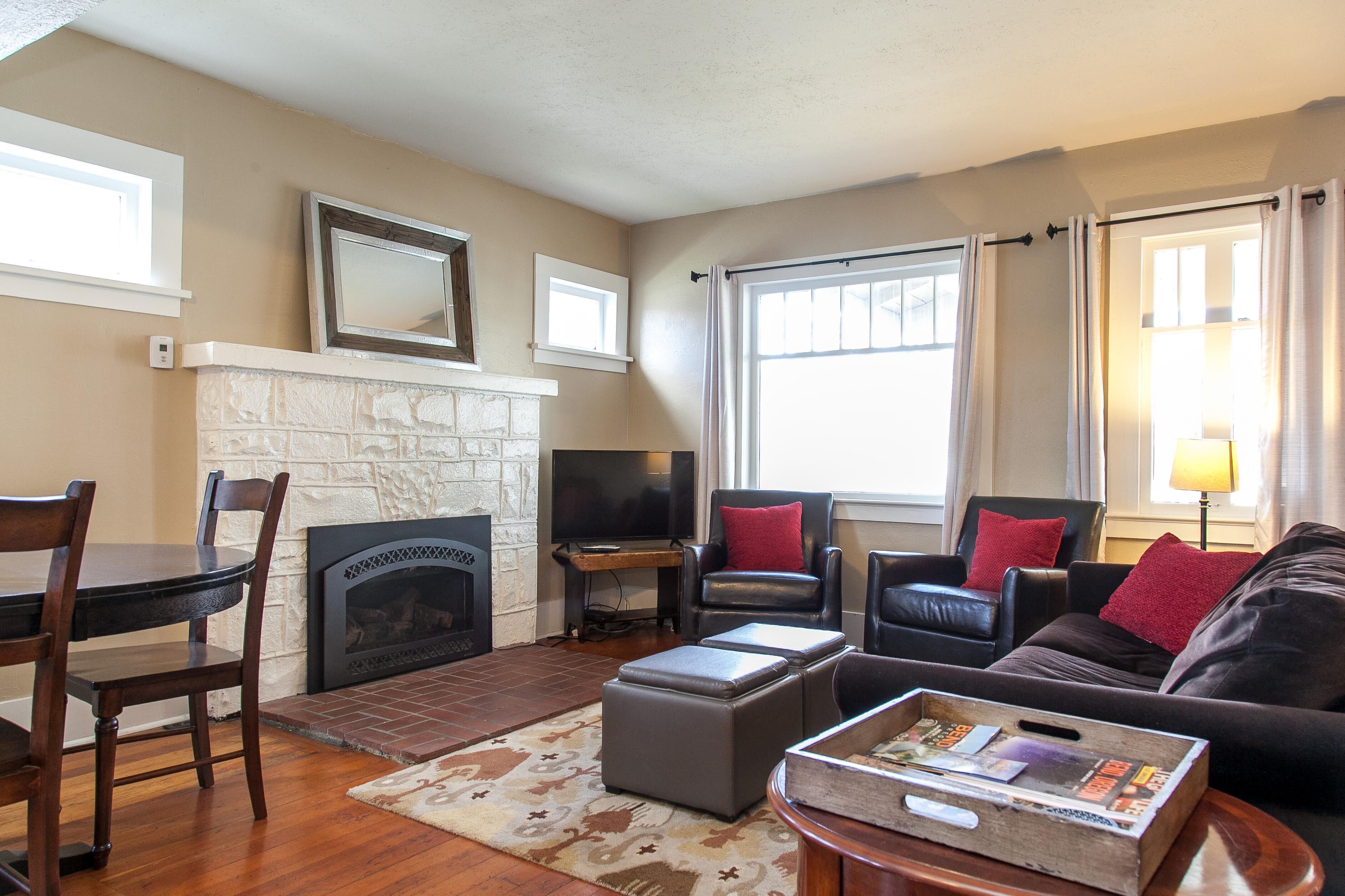 Bernhard Justice- Salt Hot Tub, 100+ Wifi, Gas Firepl, Bikes, EV plug, Walkable!