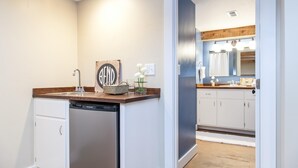 Cocina compacta con lavavajillas, encimera de madera y un letrero que dice 'GENTLE'.