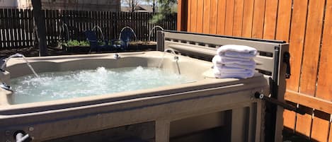 Outdoor spa tub