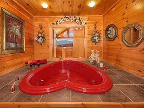 Combined shower/tub, jetted tub, hair dryer, towels