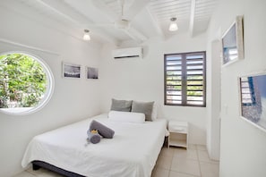 6 slaapkamers, een strijkplank/strijkijzer, reisbedje, gratis wifi