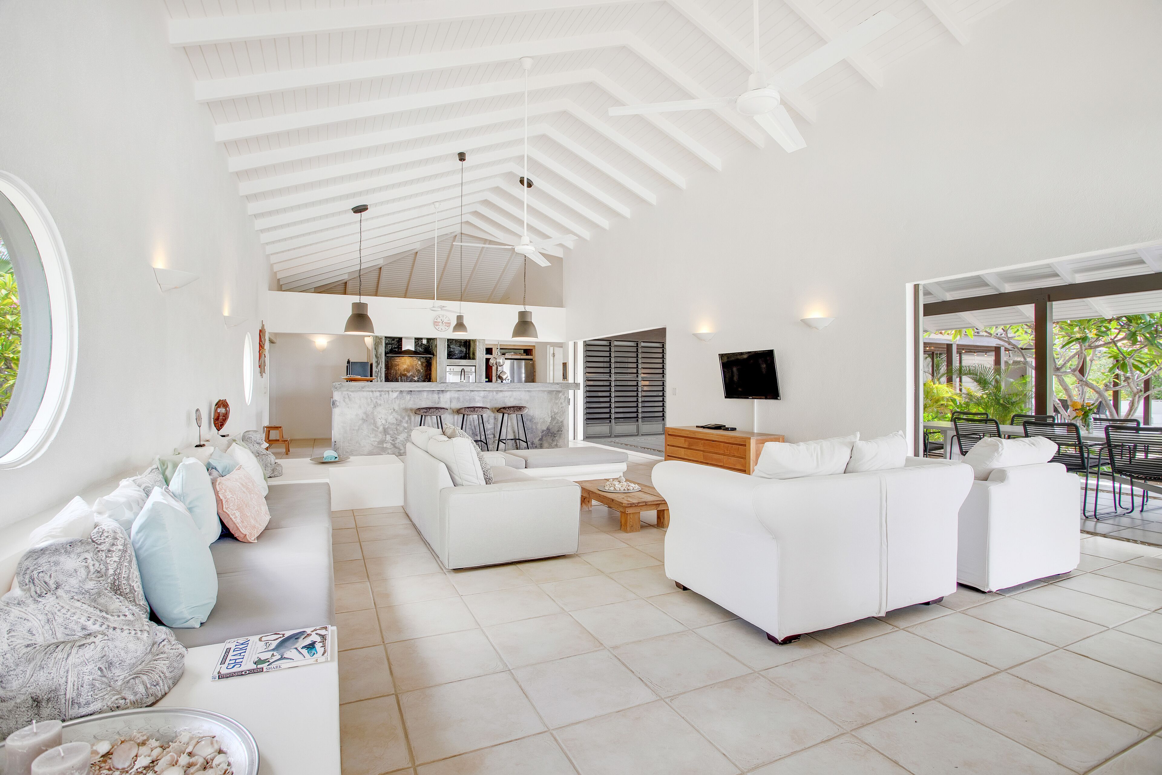 Smart TV, libros y estéreo 