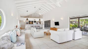 Smart-TV, Bücher, Stereoanlage