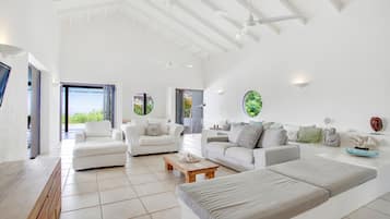 Smart-tv, boeken en een stereo