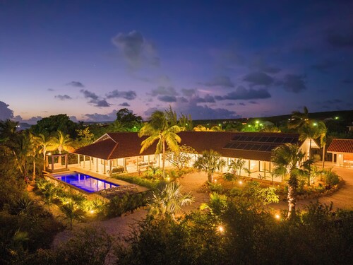 Renovated 6 bedroom Villa with pathway to the ocean and private pool