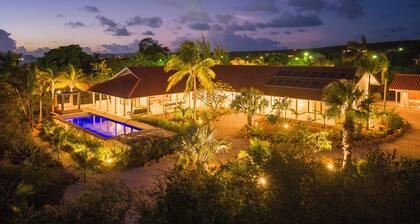 Renovated 6 bedroom Villa with pathway to the ocean and private pool