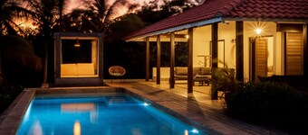 Renovated 6 bedroom Villa with pathway to the ocean and private pool