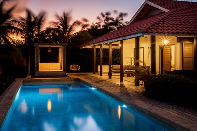 Renovated 6 bedroom Villa with pathway to the ocean and private pool