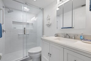 Baignoire, sèche-cheveux, serviettes fournies, papier toilette