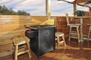 Outdoor dining - Bearly Awake: 5-Star Mountain View - Luxury Resort Cabin - Brand New Hot Tub (Sevierville)