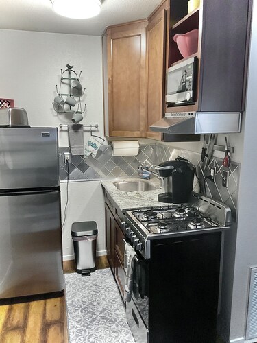 Cozy Cottage King Bed Fenced Pet Yard 5Min Walk to Old Roseville