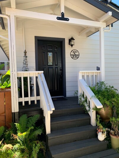 Cozy Cottage King Bed Fenced Pet Yard 5Min Walk to Old Roseville