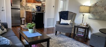 Cozy Cottage King Bed Fenced Pet Yard 5Min Walk to Old Roseville