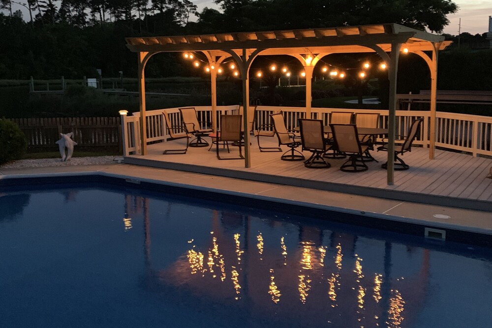 Riverfront House w/Dock, Hot Tub-Salt Pool, near beach, Free WiFi