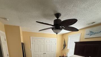 3 Schlafzimmer, Schreibtisch, Bügeleisen/Bügelbrett, Reisekinderbett