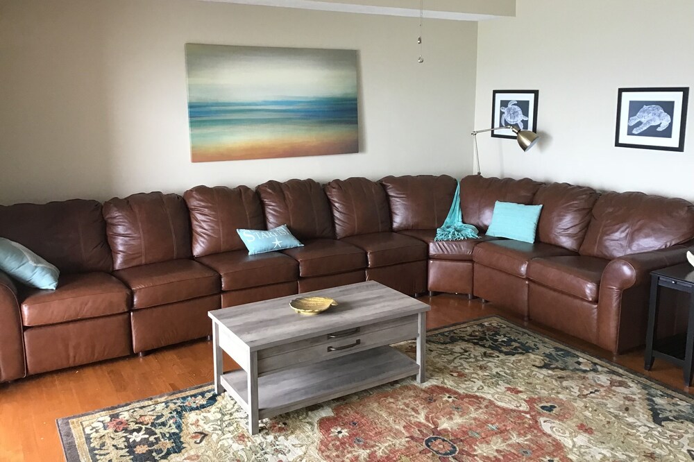 LUXURY 3 BR/2BA LAKEFRONT CONDO OCT/NOV. RENT 2 NITES GET 3RD FREE