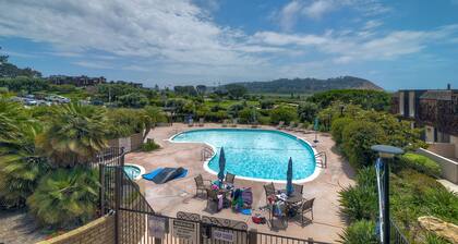 Coastal getaway, relaxing Del Mar Townhouse steps from Torrey Pines State Beach