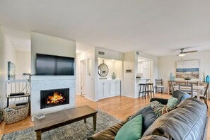 Smart TV, chimenea, futbolito y tenis de mesa 