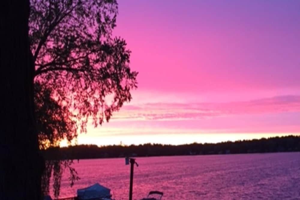 Lakefront Living Room: Sandy Beach Cottage - Sleeps 8