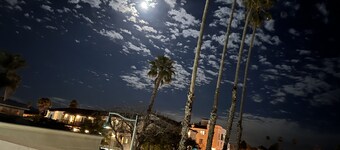 Second story studio 1 1/2 blocks to beach