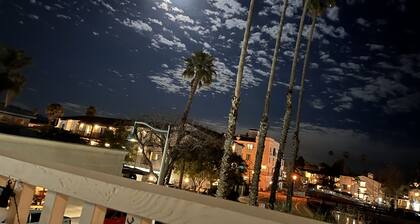 Second story studio 1 1/2 blocks to beach