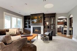 Télévision, cheminée, table de tennis de table