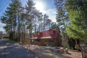Exterior - Arcade-Outdoor Fire Pit-Game Tables-Free Wireless Internet-close to Pigeon Forge-Dog Friendly (PIGEON FORGE)