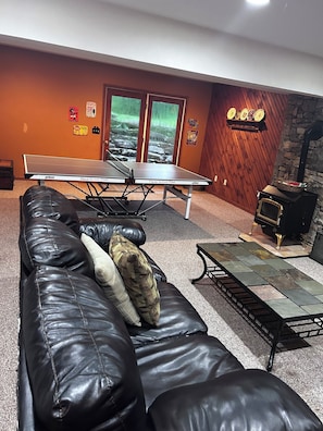 Games room - Large hot tub on large deck, close to golf courses, state parks, and wineries! (Jones Mills)