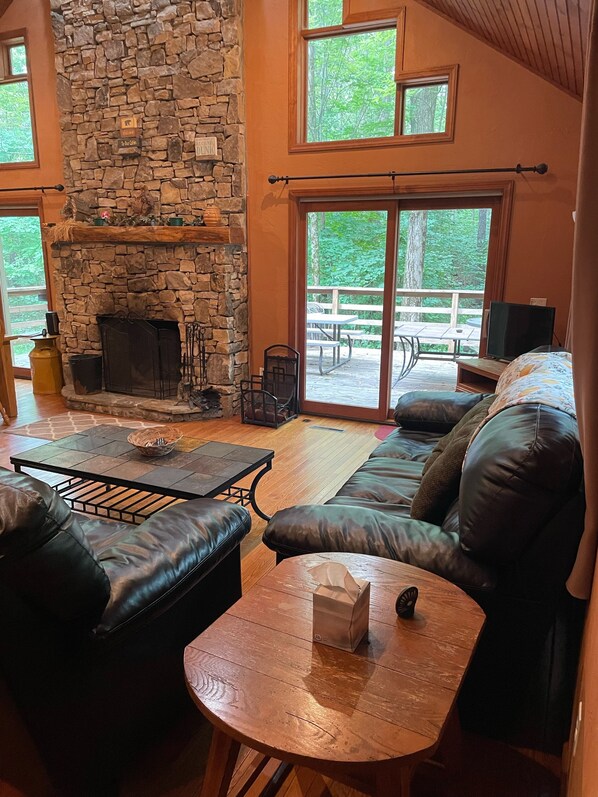 Smart TV, fireplace, ping pong, stereo